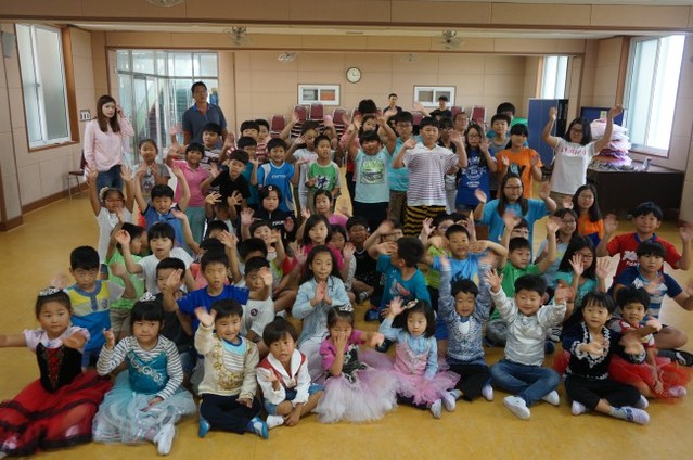 ▲ 지난 5월 7일, 경기도 설악면 미온초등학교 및 2개 분교와 함께한 '찾아가는 발레엿보기' 사업.ⓒ유니버설발레단