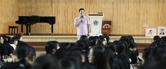 ▲ 국회 정우택 의원이 9일 청주 일신여고에서  ‘고끼오’라는 주제로 특강을 하고 있다.ⓒ정우택 의원실