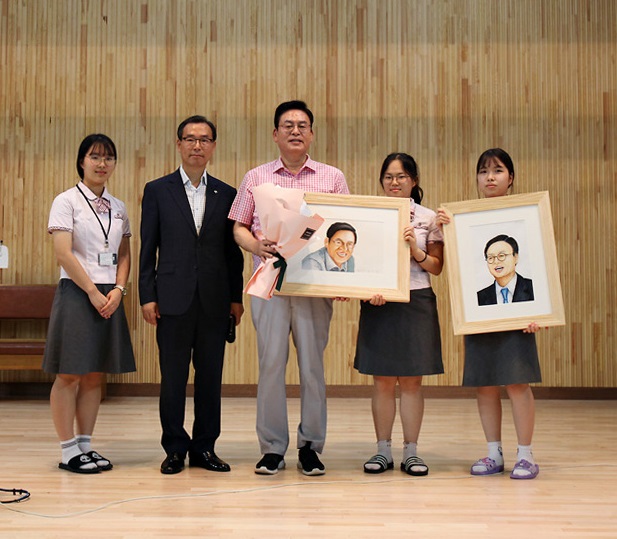 ▲ 정우택 의원이 9일 일신여고 특강에 앞서 학생들이 그린 초상화를 받은 뒤 기념촬영하고 있다.ⓒ정우택 의원실