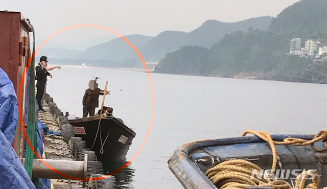 지난 6월 15일 삼척항에 입항한 북한목선을 조사 중인 해양경찰의 모습. 군 당국은 원효대교에서 투신한 병사는 이 사건과 연관이 없다고 밝혔다. ⓒ뉴시스. 무단전재 및 재배포 금지.