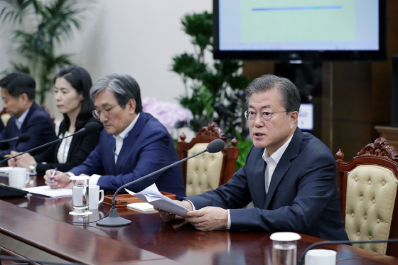 ▲ 문재인 대통령이 지난달 28일 G20 정상회의 공식환영식에서 의장국인 일본 아베 신조 총리와 악수한 뒤 행사장으로 향하고 있다. ⓒ 뉴시스