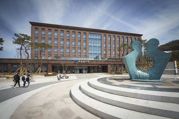 ▲ 청주대 중앙도서관과 상징물.ⓒ청주대