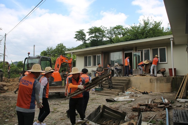 ▲ 한전충북본부 직원들과 37사단 장병들이 국가유공자 주건환경개선 작업을 하고 있다.ⓒ한전충북본부