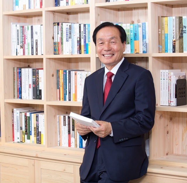 ▲ 의성군(군수 김주수)이 행정안전부가 주관 2019년 지방재정확대 실적 평가에서 우수 자치단체로 선정돼 교부세 1억원을 확보했다. 사진은 김주수 의성군수.ⓒ의성군