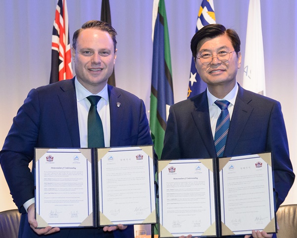 ▲ 이춘희 시장은 9일 호주 브리즈번 컨벤션센터에서 아드리안 슈리너(Adrian Schrinner) 브리즈번 시장과 스마트시티 조성 정책개발 협력 활성화 및 우호관계 발전을 위한 업무협약을 맺었다.ⓒ세종시