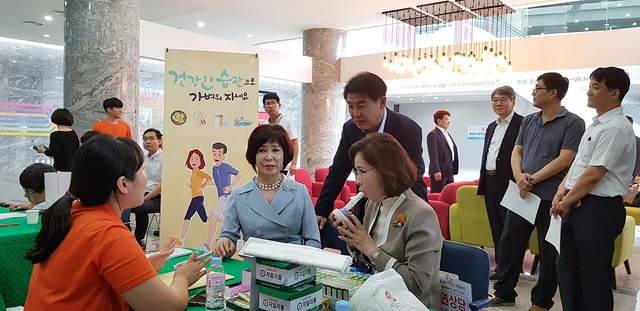 ▲ 대구경북경자청이 입주기관을 대상으로 건강체험관을 운영, 이인선 청장이 직접 참여하고 있다.ⓒDGFEZ