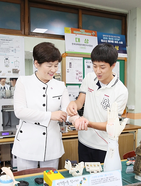 ▲ 강은희 교육감이 대건고 학생들이 제작한 장애인용 로봇을 체험하고 있다.ⓒ대구교육청