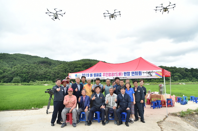 ▲ 청송군은 10일 청송읍 송생리 일원에서 벼 재배 농업인 및 무인항공방제단, 농업기술센터 담당 공무원 등 40여 명이 참석한 가운데 드론 연시회를 가졌다.ⓒ청송군