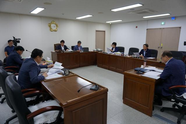 ▲ 칠곡군의회 제256회 제1차 정례회 중 예산결산특별위원회(위원장 이창훈)를 갖고 2018 회계연도 결산 승인안을 최종 승인했다.ⓒ칠곡군의회