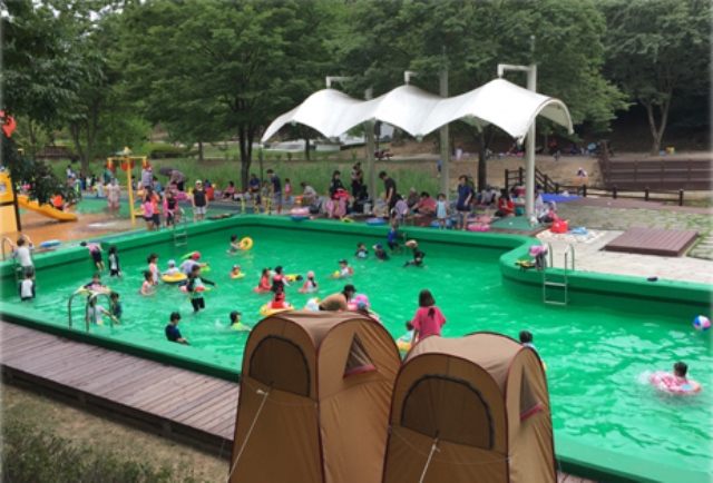 ▲ 도음산 산림문화수련장 내에 설치한 야외 수영장·물놀이장 모습.ⓒ포항시