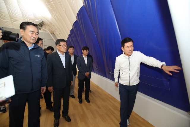 ▲ 이강덕 포항시장은 사전운영에 앞서 10일 시민들이 안전하고 편리하게 사용할 수 있도록 포항시 시설관리공단, 포항시체육회 및 관계전문가 등과 사전점검을 실시했다.ⓒ포항시