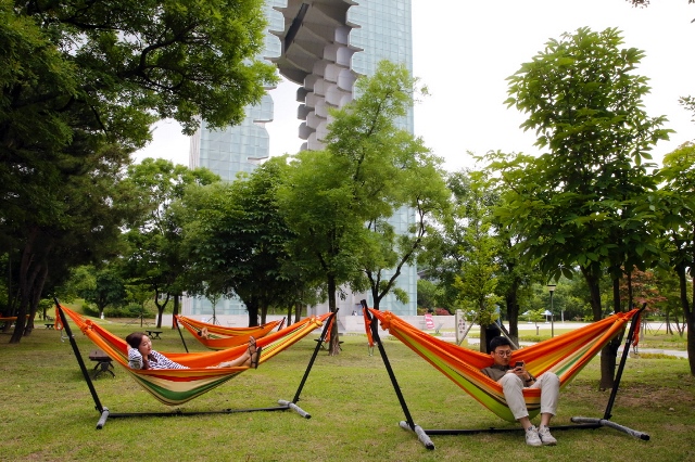 ▲ 경주타워 앞 왕경숲에 설치된 해먹에 관람객들이 휴식을 즐기고 있다.ⓒ경주엑스포