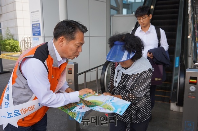조소행 농협충남본부장이 9일 대전역에서 여름 휴가 농촌에서 보내기 캠페인을 펼치며 대전역을 이용한 고객에게 홍보물을 나눠주고 있다. ⓒ김정원 기자
