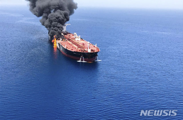 ▲ 지난 6월 13일(현지시간) 호르무즈 해협 인근에서 피격을 당한 유조선. ⓒ뉴시스 AP. 무단전재 및 재배포 금지.