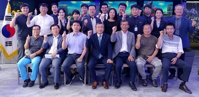 ▲ 남청주신협 송재용 이사장과 임원들이 골프전용문화센터(슐체홀) 개관식을 가진뒤 기념촬영을 하고 있다.ⓒ남청주신협