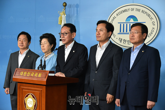 ▲ 자유한국당 소속 법사위원들이 9일 오전 국회 정론관에서 윤석열 검찰총장 후보자의 자진사퇴를 요구하는 기자회견을 하고 있다. (왼쪽부터 주광덕, 이은재, 김진태 의원, 김도읍 법사위 간사, 정점식 의원.)ⓒ이종현 기자