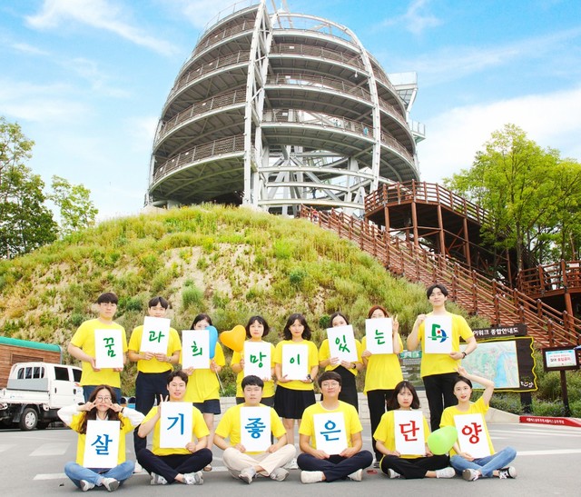 ▲ 단양군청 공무원들이 만천하스카이워크 앞에서 단양관광 홍보활동을 펼치고 있다.ⓒ단양군