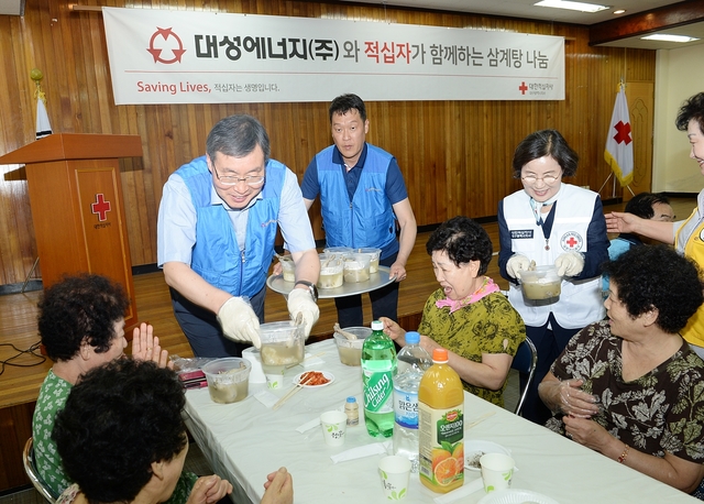 ▲ 대성에너지가 지역 어르신 120여 명을 대상으로 삼계탕 나눔 봉사활동을 펼쳤다.ⓒ대성에너지