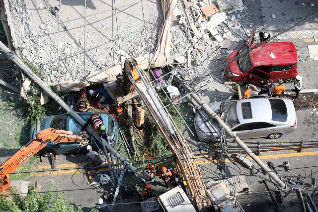 ▲ 4일 오후 서울 서초구 잠원동 신사역 인근의 한 철거 중인 건물 외벽이 붕괴하는 사고가 발생했다. 인근 차량이 사고 영향으로 넘어진 전신주에 깔려 있다. ⓒ뉴시스