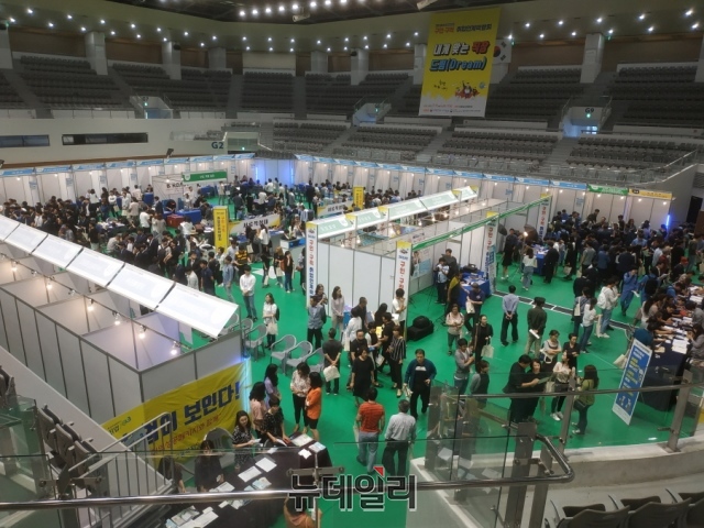 ▲ 포항시의 2019년 포항형 청년일경험드림 ‘구인-구직 취업연계박람회’가 대성황을 이뤘다.ⓒ뉴데일리