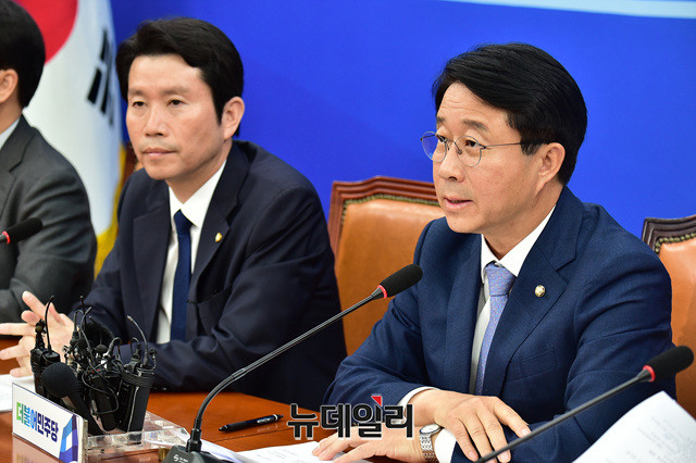 ▲ 조정식 더불어민주당 정책위의장과 이인영 원내대표. ⓒ이종현 기자