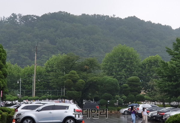 ▲ 11일 오후 5시가 넘은 가운데 내리는 비로 충북도청 인근 당산 정상이 뿌옇게 보이고 있다.ⓒ박근주 기자