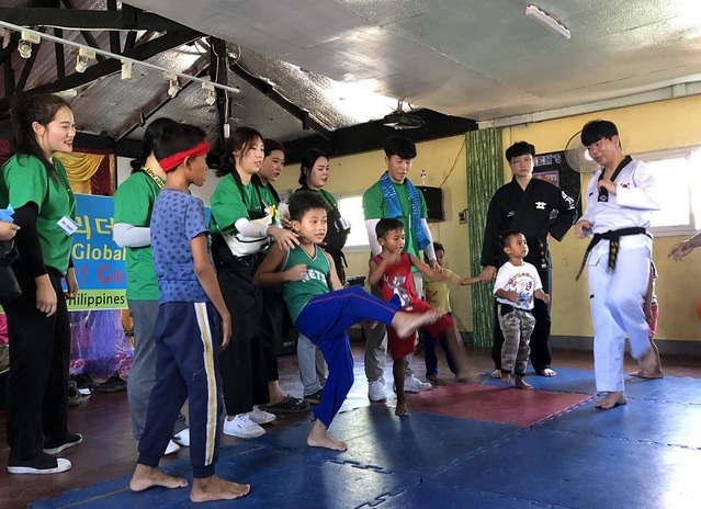 ▲ 충청대 학생들이 지난 8일부터 필리핀 바세코에서 현지 학생들에게 태권도 발차기를 가르치고 있다.ⓒ충청대