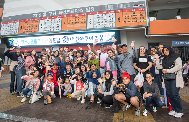 ▲ 한화 방산계열사가 11일 30개국 외국군 장교와 가족 200여 명을 대전 한화생명 이글스파크로 초청해 야구 경기를 함께 관람했다. 이번 행사는 올해 말 2년간 교육을 바치고 고국으로 돌아갈 예정인 각국 군인과 가족들에게 독특한 야구 응원 문화를 체험할 수 있는 기회를 제공하고, 한국에 대한 유쾌한 추억쌓기를 지원하는 차원에서 진행됐다.ⓒ한화