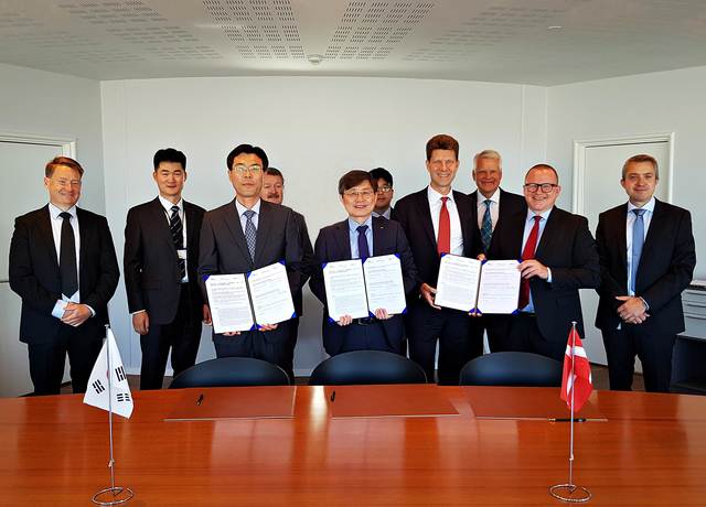 ▲ 지난 11일 덴마크 코펜하겐 현지에서 MAN-ES CEO 비야네 폴다게르(Bjarne Foldager/앞줄 왼쪽에서 네번째), 대우조선해양 최동규 상무(앞줄 왼쪽에서 두번째), HSD엔진 박달우 상무 (앞줄 왼쪽에서 첫번째) 등 관계자들이 업무협약을 체결한 뒤 기념촬영을 하고 있다.ⓒ대우조선해양