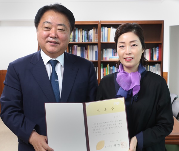 ▲ 청주시립무용단 예술감독 겸 상임안무자 김진미씨(오른쪽)ⓒ청주시