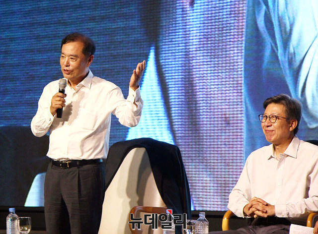 ▲ 김병준 전 한국당 비대위원장이 12일 징검다리포럼 대구 창립식서 질문에 답하고 있다.ⓒ뉴데일리