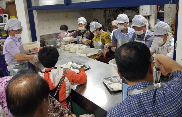 ▲ 12일 개원 1주년을 맞은 제천시의회 홍석용 의장, 배동만 의원 등이 하소종합복지관에서 어르신들에게 배식 봉사를 하고 있다.ⓒ제천시의회