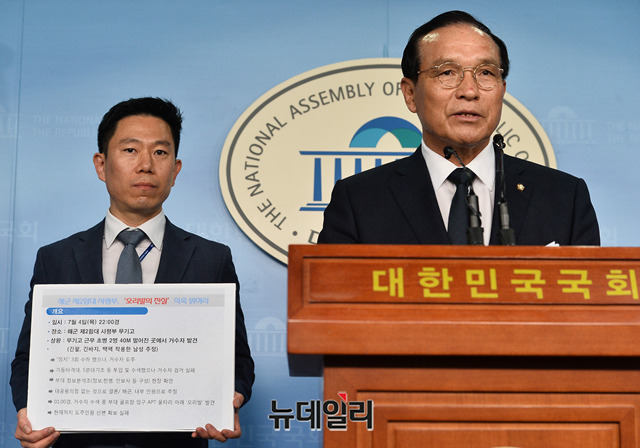 ▲ 해군 2함대에서 거동수상자를 붙잡지 못하고, 부대 내에서 '허위 자수'를 하도록 한 문제 등을 지적하는 김중로 바른미래당 의원. ⓒ박성원 기자.