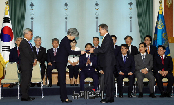 ▲ 문재인 대통령이 2017년 6월 청와대에서 강경화 외교부 장관에게 임명장을 수여하고 있다. ⓒ뉴데일리 DB