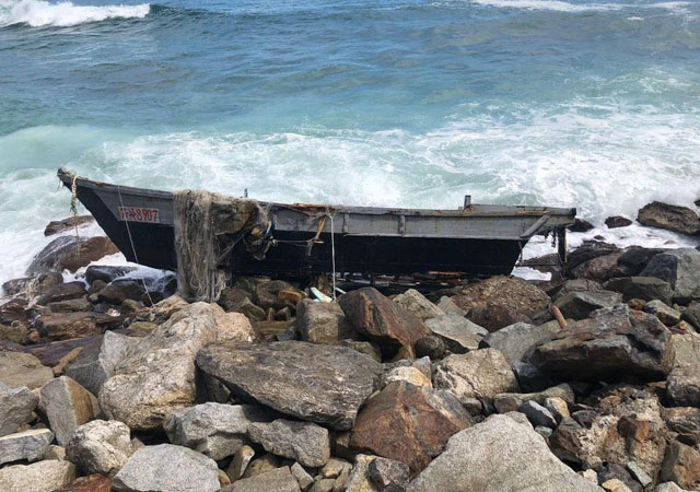 ▲ 바닷가로 끌어낸 북한 소형목선. 북한 목선 대부분이 이런 무동력선으로, 엔진이 달린 모선이 먼 바다에 끌어다 주면 조업을 하고, 일정 시간이 지나면 다시 데리러 온다. 탈출을 예방하려는 의도다. ⓒ합동참모본부 제공.