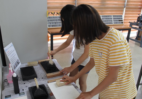 ▲ 청주고인쇄박물관을 방문한 학생들이 인쇄체험을 하고 있는 장면.ⓒ청주고인쇄박물관