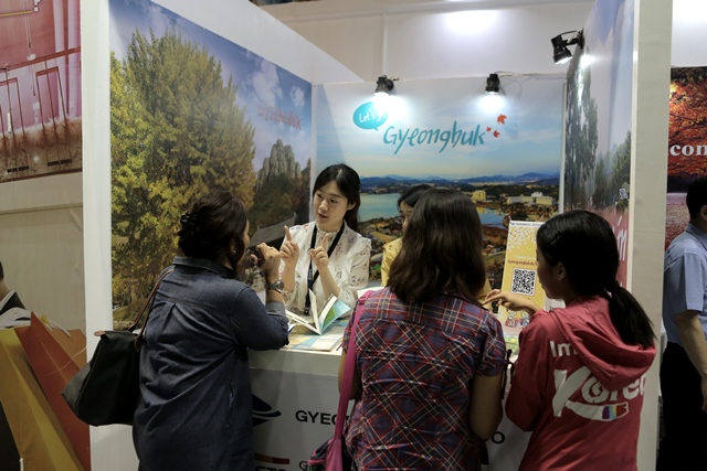 ▲ ‘2019 필리핀 여행박람회(Travel Madness Expo 2019)’에 참가해 관람객들에게 경북관광을 홍보하고 있다.ⓒ경북문화관광공사