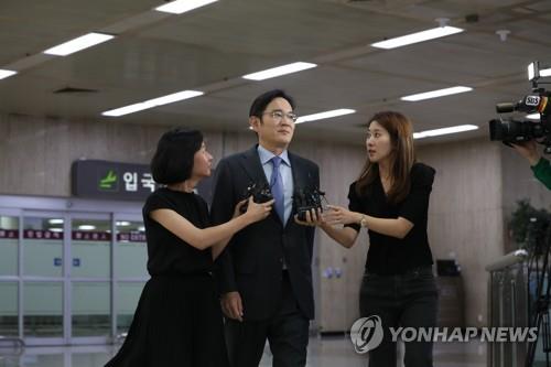 ▲ 12일 일본 출장을 마치고 김포국제공항으로 입국한 이재용 삼성전자 부회장 ⓒ연합뉴스