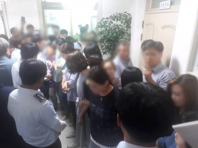 ▲ 지난 12일 충북 청주시에서 열린 도시공원위원회 회의에 앞서 청주시 공무원들과 시민단체 관계자들이 회의실 앞에서 대치하고 있다.ⓒ구룡산 살리기 시민대책위원회