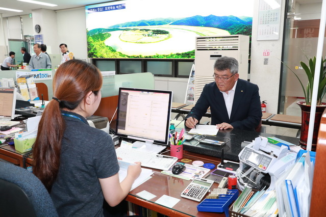 ▲ 김학동 예천군수가 농협은행 예천군지부에서 상품권을 구매하고 있다.ⓒ예천군