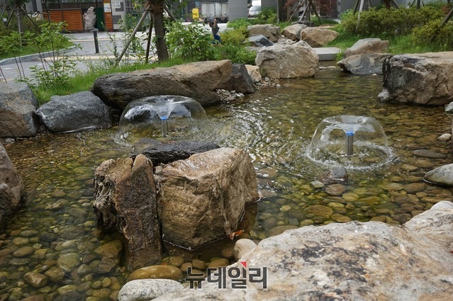 ▲ 14일 아침부터 후텁지근한 날씨를 보인 가운데 충북 청주시 상당구 중흥S클래스 아파트에 설치된 분수대의 물줄기가 시원한 분위기를 연출하고있다.ⓒ김정원 기자