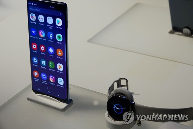 ▲ 갤럭시 S10과 갤럭시 워치 ⓒ연합뉴스