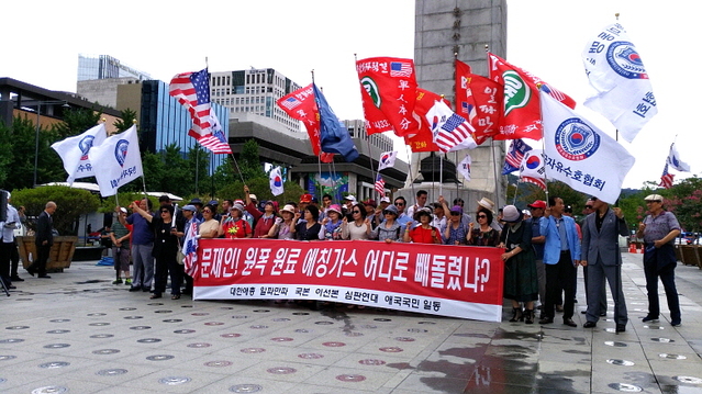 ▲ 심판연대와 이선본, 일파만파, 태극기혁명국민운동본부(국본) 등 4개 시민단체는 지난 11일 서울 광화문 앞에서 기자회견을 열고 일본의 한국에 대한 반도체 핵심소재 수출 규제는 한국 정부의 '전략물자 관리 부실'에서 기인했다고 주장했다. ⓒ심판연대