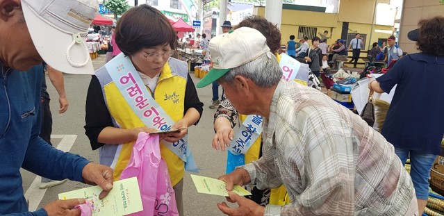 ▲ 성주군 주민복지과는 지난 12일 성주전통시장 장날을 맞아 복지사각지대에 있는 분들이 받을 수 있는 혜택, 신청방법 등이 담긴 리플렛과 오색장바구니 등을 함께 배부했다.ⓒ성주군
