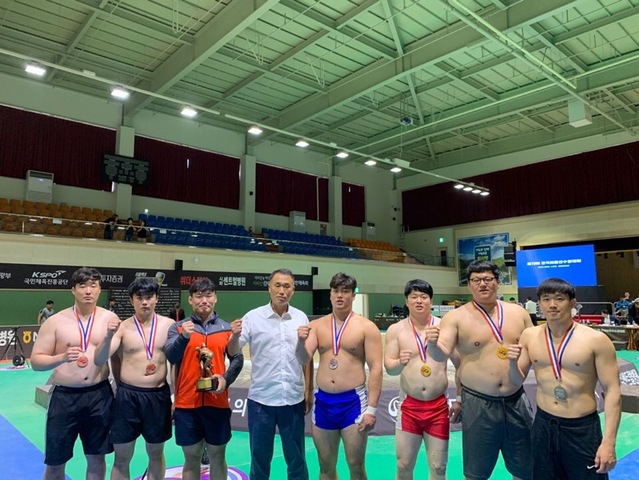▲ 제73회 전국씨름선수권대회에서 구미시 씨름 실업팀(감독 김종화)의 선수권부 개인전 장사급(140kg 이하)에 박정석 선수가, 선수권 일반부 개인전 용장급(90kg 이하) 유영도 선수가 각각 1위를 차지하는 기염을 토했다.ⓒ구미시
