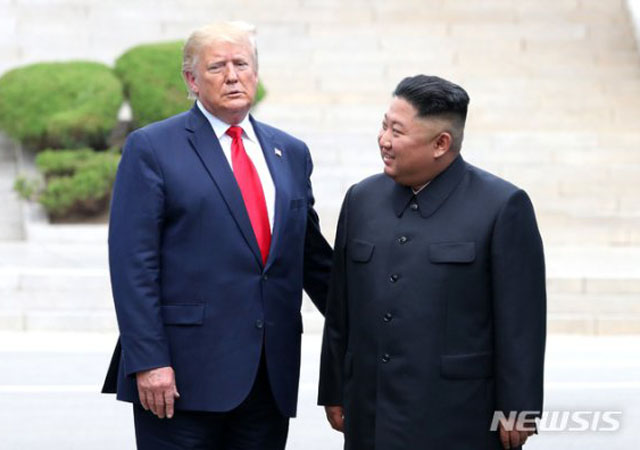 ▲ 지난 6월30일 판문점에서 만난 미국 트럼프 대통령과 북한 김정은.ⓒ뉴시스