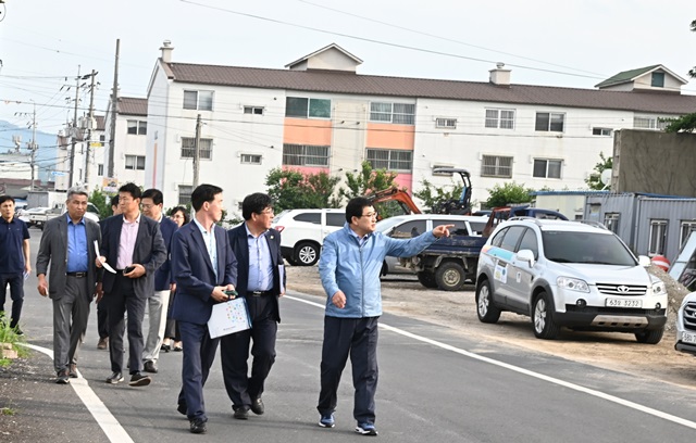 ▲ 주낙영 경주시장이 황오동 일원에서 추진 중인 도시재생사업 현장을 돌아보고 있다.ⓒ경주시