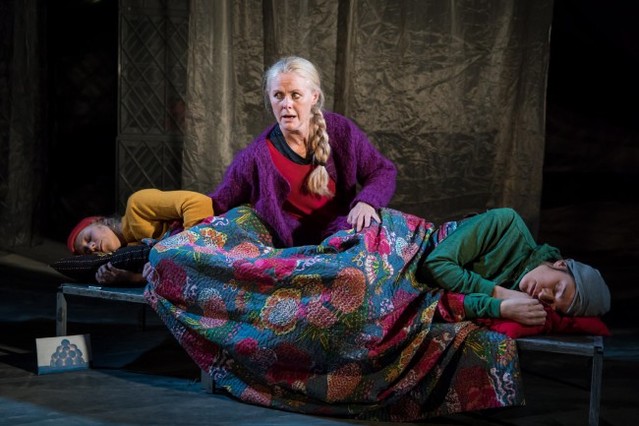 ▲ '2019 아시테지 국제여름축제' 개막작인 스웨덴 판토밈 씨어터의 '희망의 빛' 공연 장면.ⓒ아시테지 한국본부