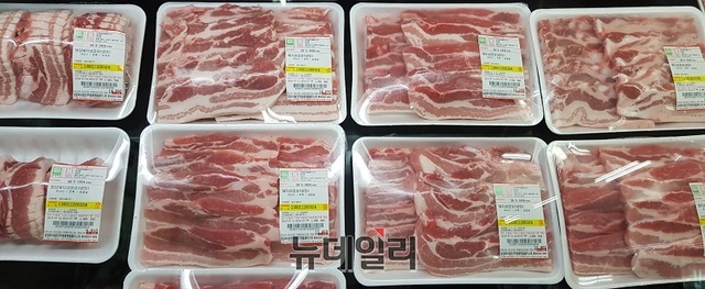 ▲ 청주 청풍명월 직판장에서 판매되고 있는 돼지고기.ⓒ김정원 기자