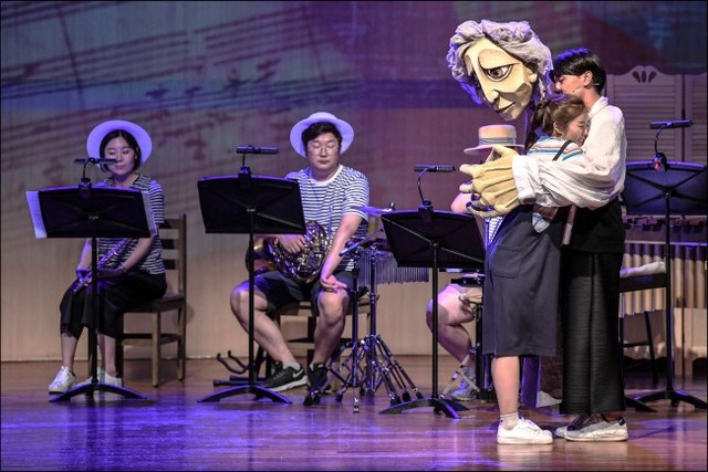 ▲ 세종어린이시리즈' 두 번째 레퍼토리 '베토벤의 비밀노트' 공연 장면.ⓒ세종문화회관